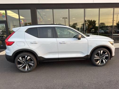 2025 Volvo XC40 B5 Plus Dark Theme
