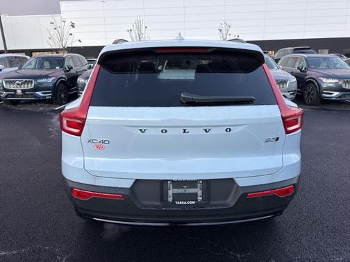 2025 Volvo XC40 B5 Plus Dark Theme