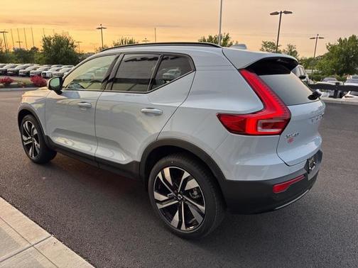 2025 Volvo XC40 B5 Plus Dark Theme