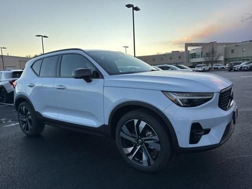 2025 Volvo XC40 B5 Plus Dark Theme