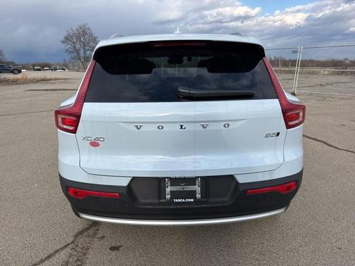 2025 Volvo XC40 B5 Core Bright Theme