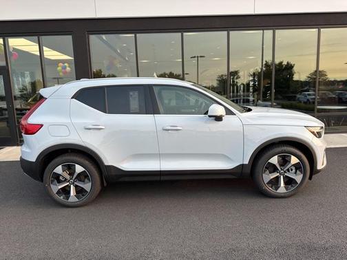 2025 Volvo XC40 B5 Core Bright Theme