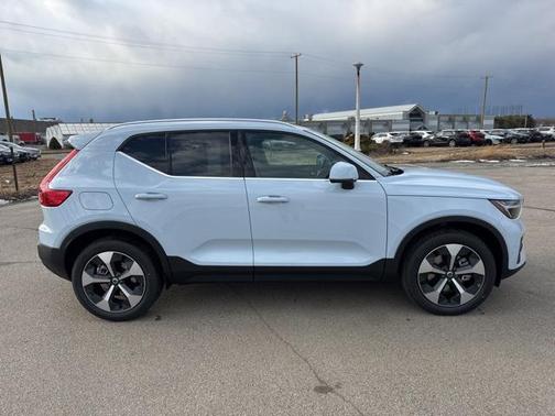 2025 Volvo XC40 B5 Core Bright Theme