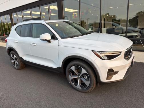 2025 Volvo XC40 B5 Core Bright Theme