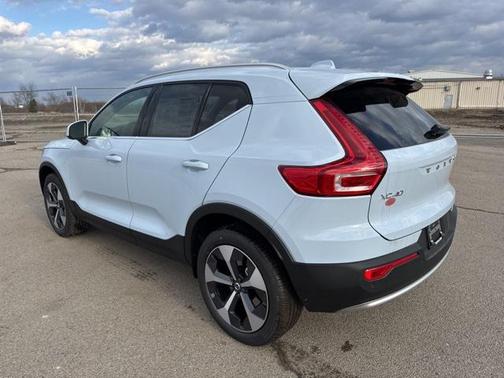 2025 Volvo XC40 B5 Core Bright Theme