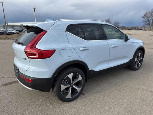 2025 Volvo XC40 B5 Core Bright Theme