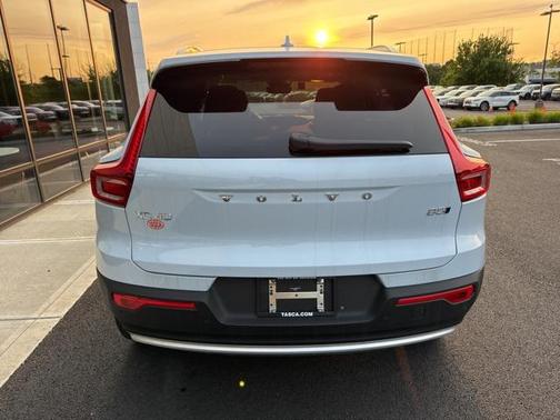 2025 Volvo XC40 B5 Core Bright Theme
