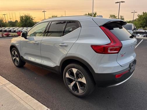2025 Volvo XC40 B5 Core Bright Theme