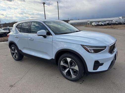 2025 Volvo XC40 B5 Core Bright Theme