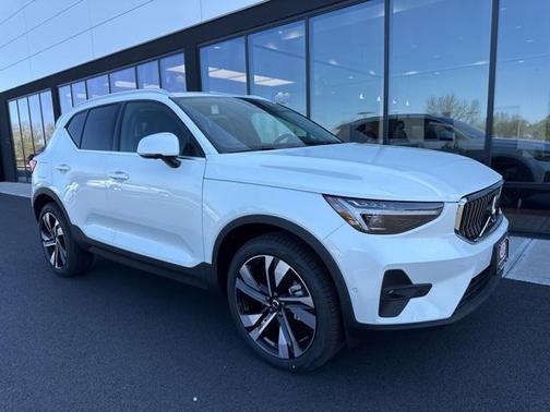 2025 Volvo XC40 B5 Ultra Bright Theme