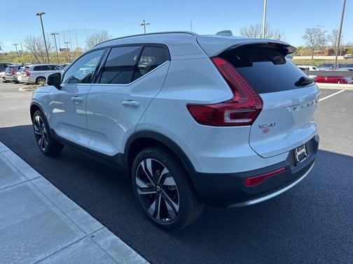 2025 Volvo XC40 B5 Ultra Bright Theme