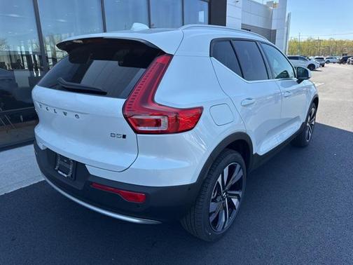 2025 Volvo XC40 B5 Ultra Bright Theme