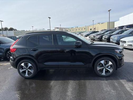 2026 Volvo XC40 Core, B5 AWD Gas (mild hybrid), Dark