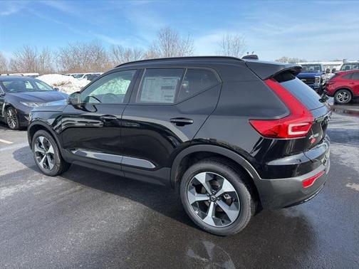 2026 Volvo XC40 Core, B5 AWD Gas (mild hybrid), Dark