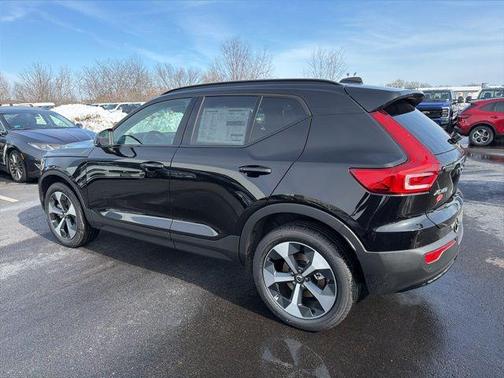 2026 Volvo XC40 Core, B5 AWD Gas (mild hybrid), Dark