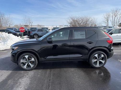 2026 Volvo XC40 Core, B5 AWD Gas (mild hybrid), Dark