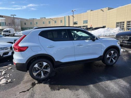2026 Volvo XC40 Plus, B5 AWD Gas (mild hybrid), Dark