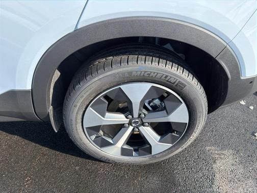 2026 Volvo XC40 Plus, B5 AWD Gas (mild hybrid), Dark