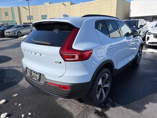 2026 Volvo XC40 Plus, B5 AWD Gas (mild hybrid), Dark