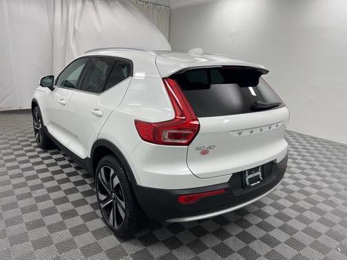 2025 Volvo XC40 B5 Plus Bright Theme