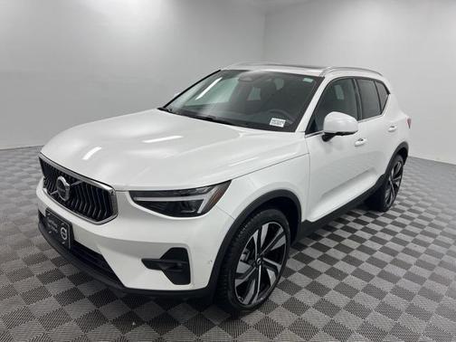 2025 Volvo XC40 B5 Plus Bright Theme