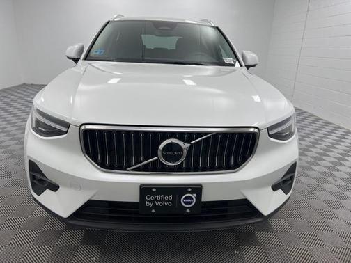 2025 Volvo XC40 B5 Plus Bright Theme