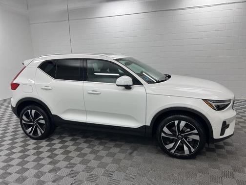 2025 Volvo XC40 B5 Plus Bright Theme