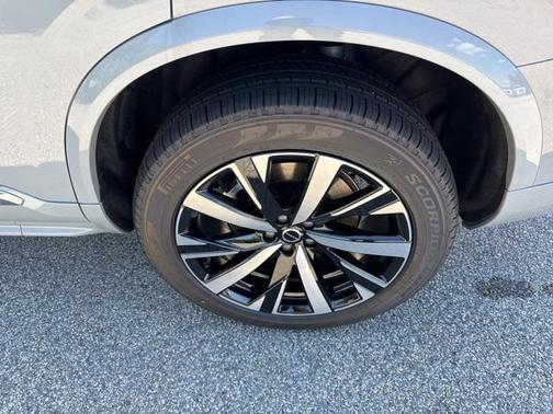 2025 Volvo XC90 B6 Core