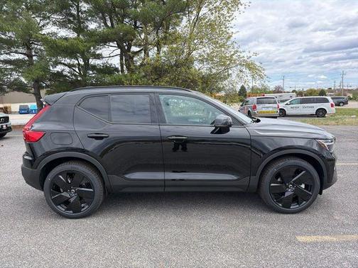 Onyx Black 2026 Volvo XC40 Black Edition Ultra, B5 AWD Gas (mild hybrid)
