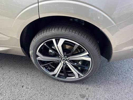 2025 Volvo XC60 Plug-In Hybrid T8 Ultra