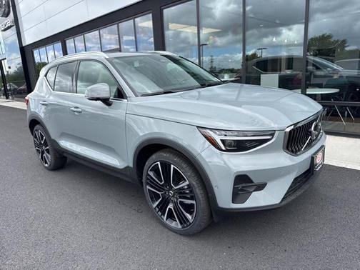 2025 Volvo XC40 B5 Ultra Bright Theme