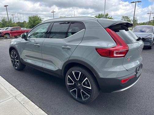 2025 Volvo XC40 B5 Ultra Bright Theme