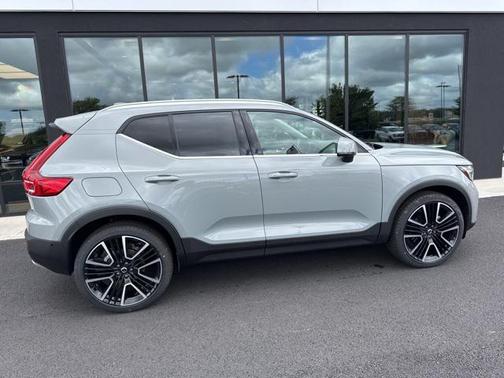 2025 Volvo XC40 B5 Ultra Bright Theme