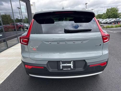 2025 Volvo XC40 B5 Ultra Bright Theme