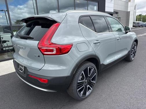 2025 Volvo XC40 B5 Ultra Bright Theme