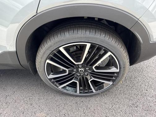 2025 Volvo XC40 B5 Ultra Bright Theme