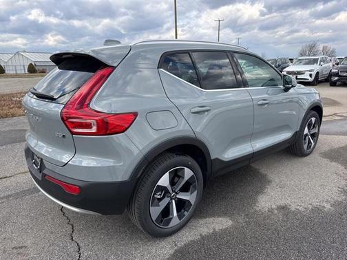 2025 Volvo XC40 B5 Core Bright Theme
