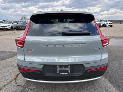2025 Volvo XC40 B5 Core Bright Theme