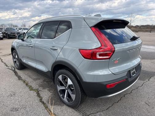 2025 Volvo XC40 B5 Core Bright Theme