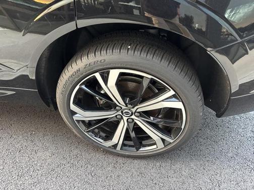 2025 Volvo XC60 Plug-In Hybrid T8 Ultra