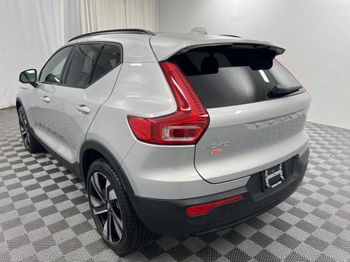 2025 Volvo XC40 B5 Plus Dark Theme