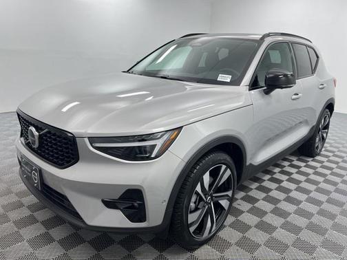 2025 Volvo XC40 B5 Plus Dark Theme