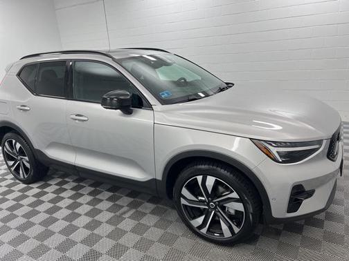 2025 Volvo XC40 B5 Plus Dark Theme