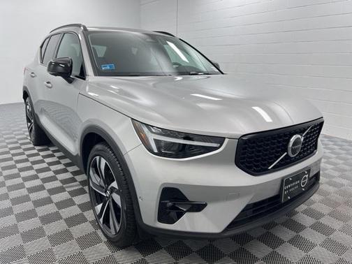 2025 Volvo XC40 B5 Plus Dark Theme