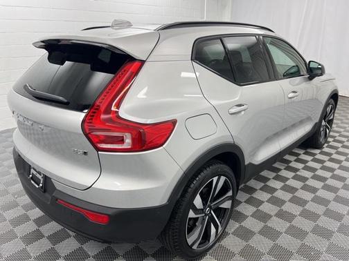 2025 Volvo XC40 B5 Plus Dark Theme