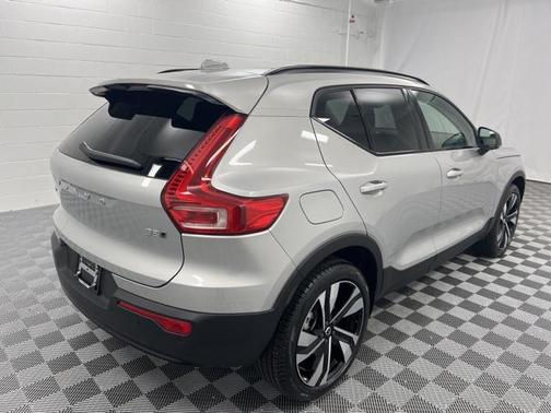 2025 Volvo XC40 B5 Plus Dark Theme