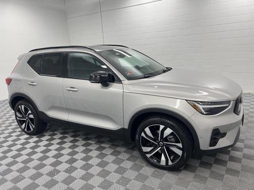 2025 Volvo XC40 B5 Plus Dark Theme