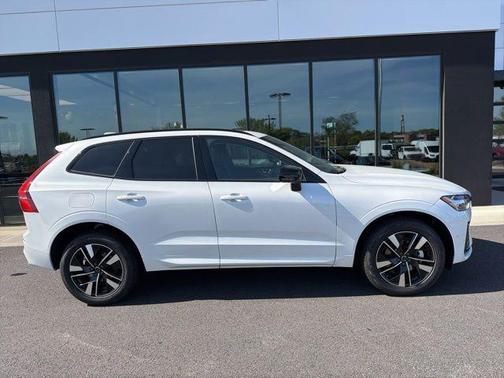 Crystal White Metallic 2026 Volvo XC60 B5 Plus