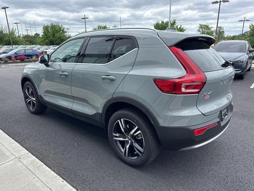 2025 Volvo XC40 B5 Core Bright Theme