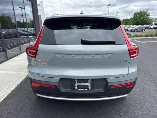 2025 Volvo XC40 B5 Core Bright Theme
